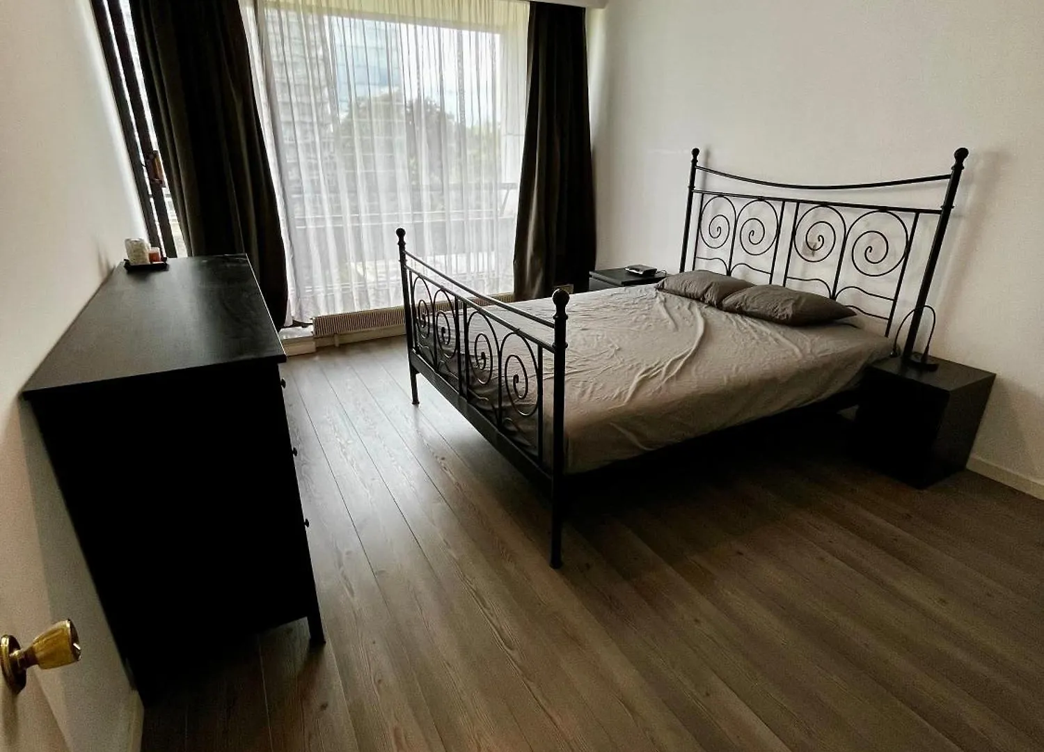 Big Apartment With Parking In Antverpy