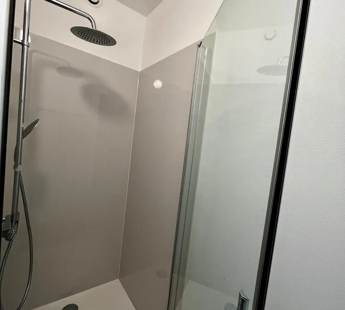 Big Apartment With Parking In Antverpy